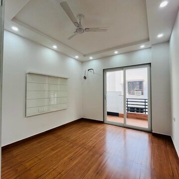 Room in 4 BHK Builder Floor at Sector 63a – for Sale