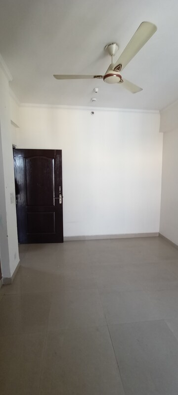 Room in 3.5 BHK Apartment at Amrapali Eden Park, Sector 50 – for Sale