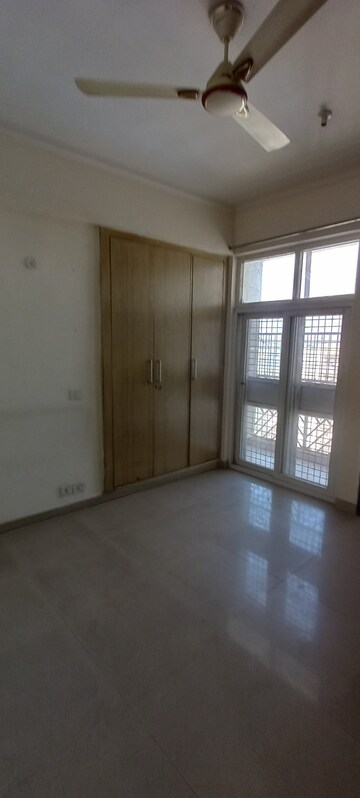 Room in 3.5 BHK Apartment at Amrapali Eden Park, Sector 50 – for Sale