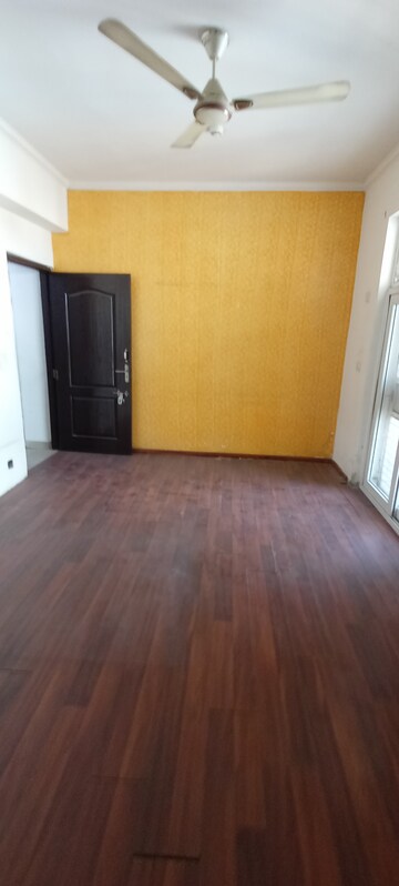 Room in 3.5 BHK Apartment at Amrapali Eden Park, Sector 50 – for Sale
