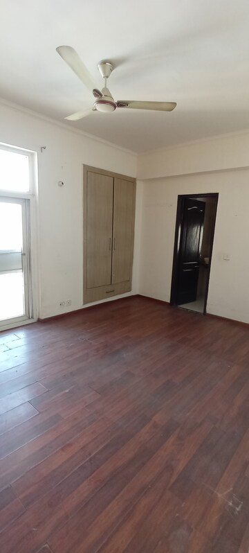 Room in 3.5 BHK Apartment at Amrapali Eden Park, Sector 50 – for Sale