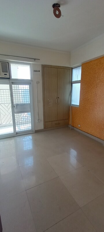 Room in 3.5 BHK Apartment at Amrapali Eden Park, Sector 50 – for Sale