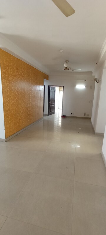 Room in 3.5 BHK Apartment at Amrapali Eden Park, Sector 50 – for Sale