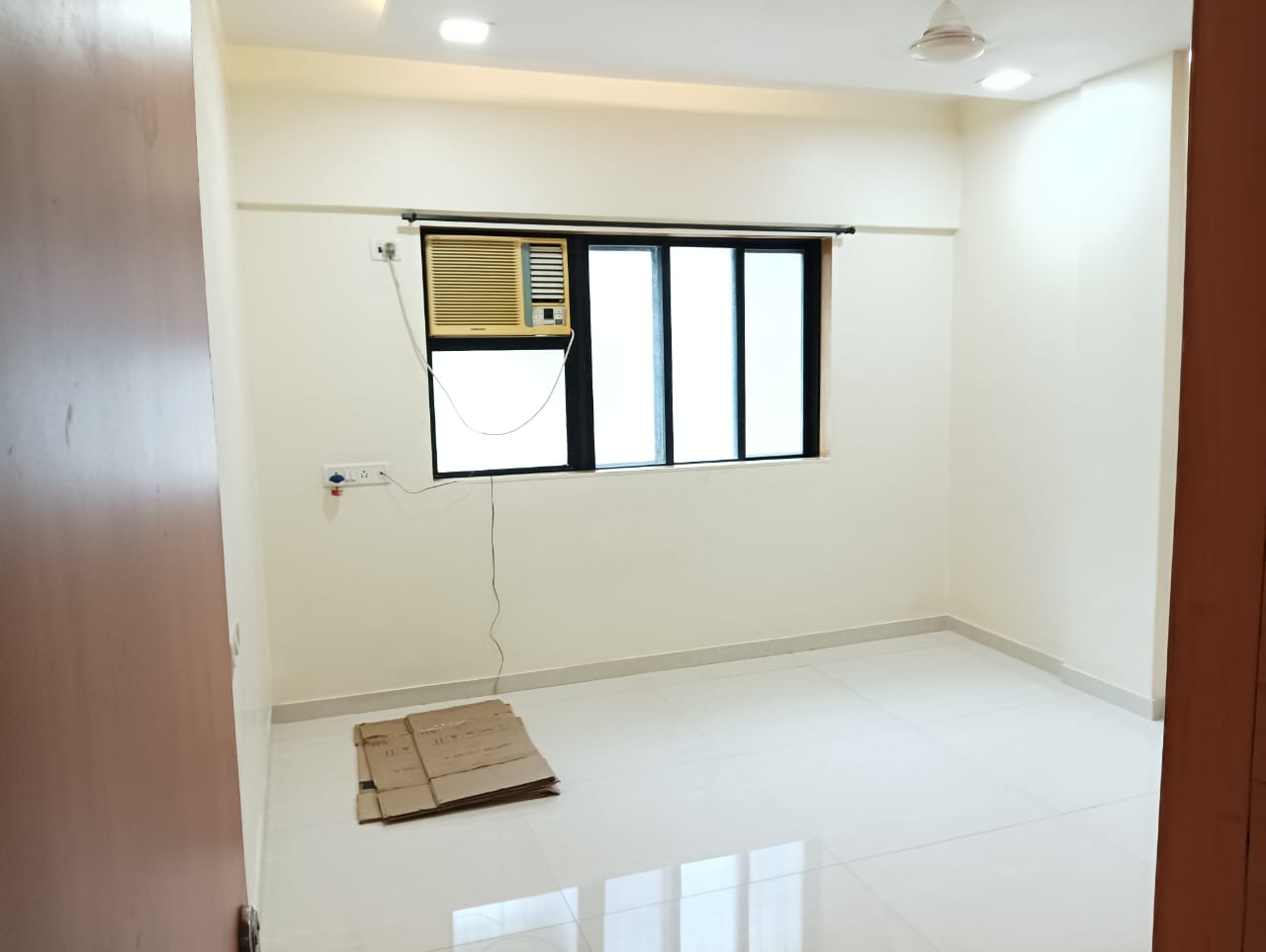 Rental 2 Bedroom 600 Sq.Ft. Apartment in Sai Baba Complex Goregaon