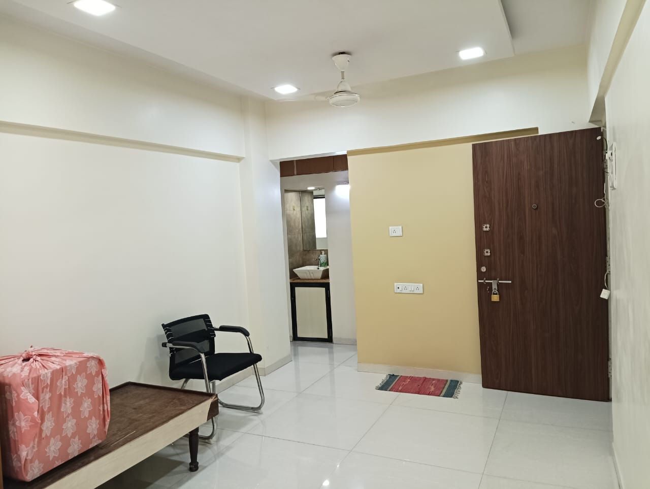 Rental 2 Bedroom 600 Sq.Ft. Apartment in Sai Baba Complex Goregaon