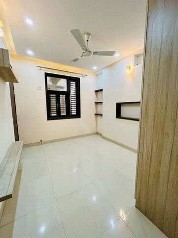 Room in 2 BHK Apartment at Dwarka Mor – for Rent