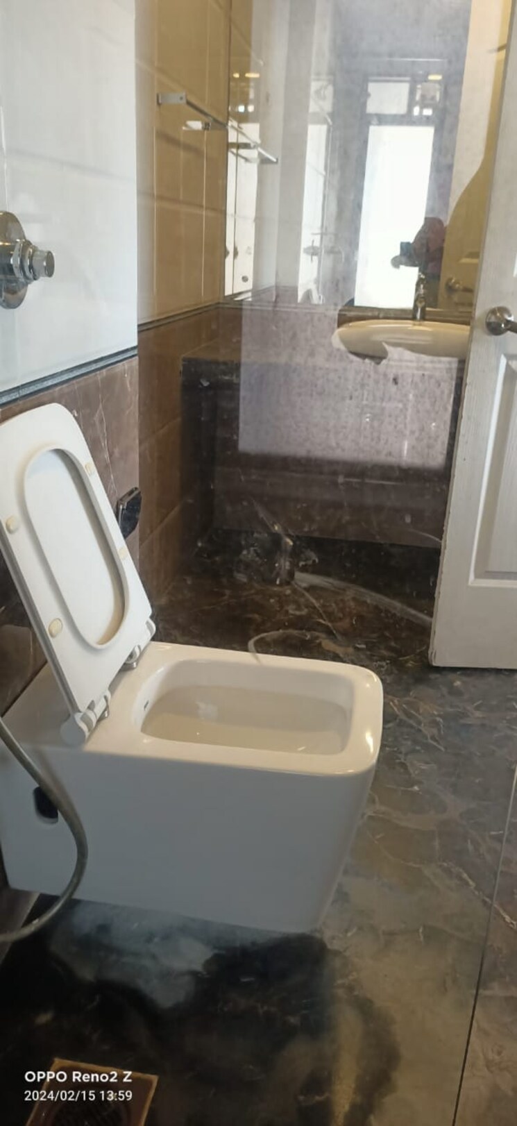 Bathroom, dlh-sorrento 4 Bedroom 3700 Sq.Ft. Apartment In Veera Desai Road Mumbai 6498236