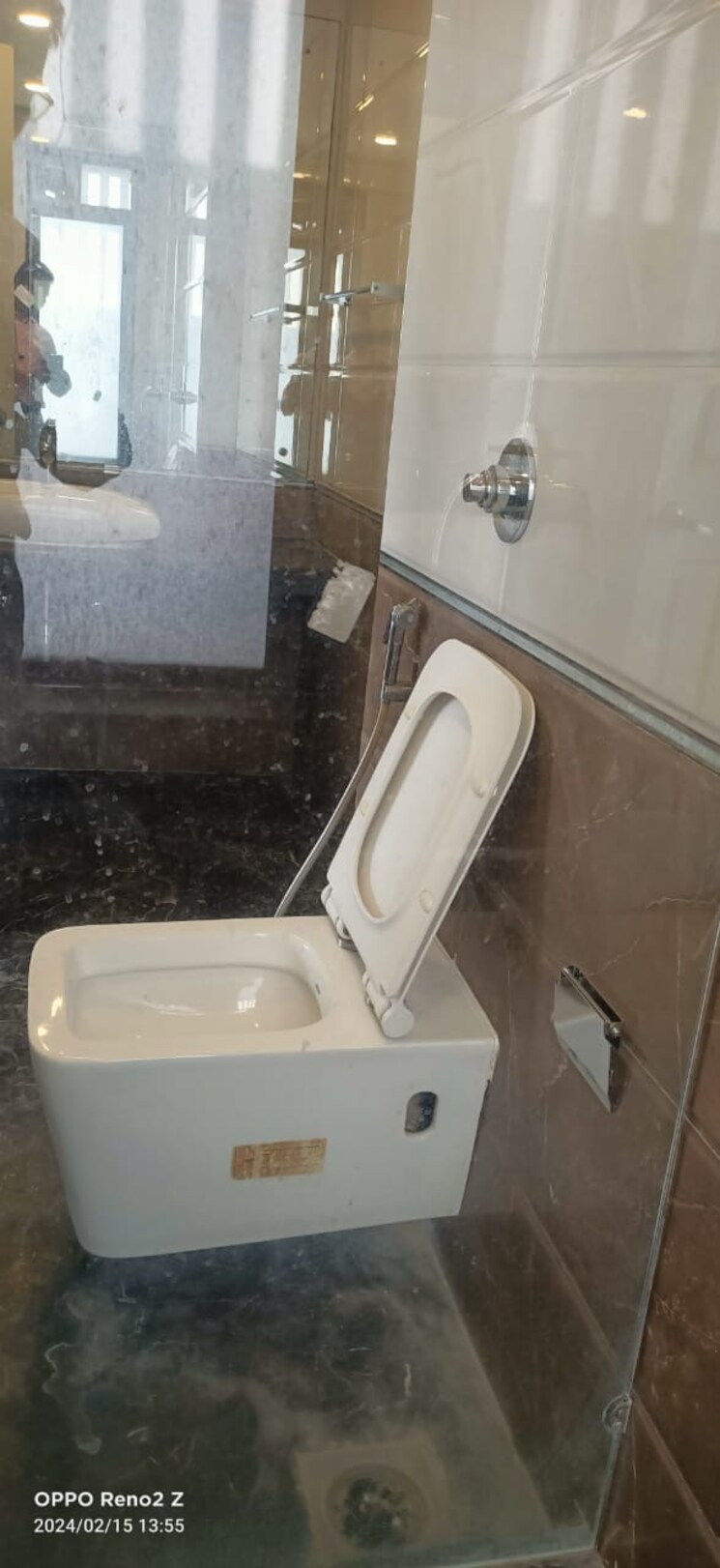 Bathroom, dlh-sorrento 4 Bedroom 3700 Sq.Ft. Apartment In Veera Desai Road Mumbai 6498236