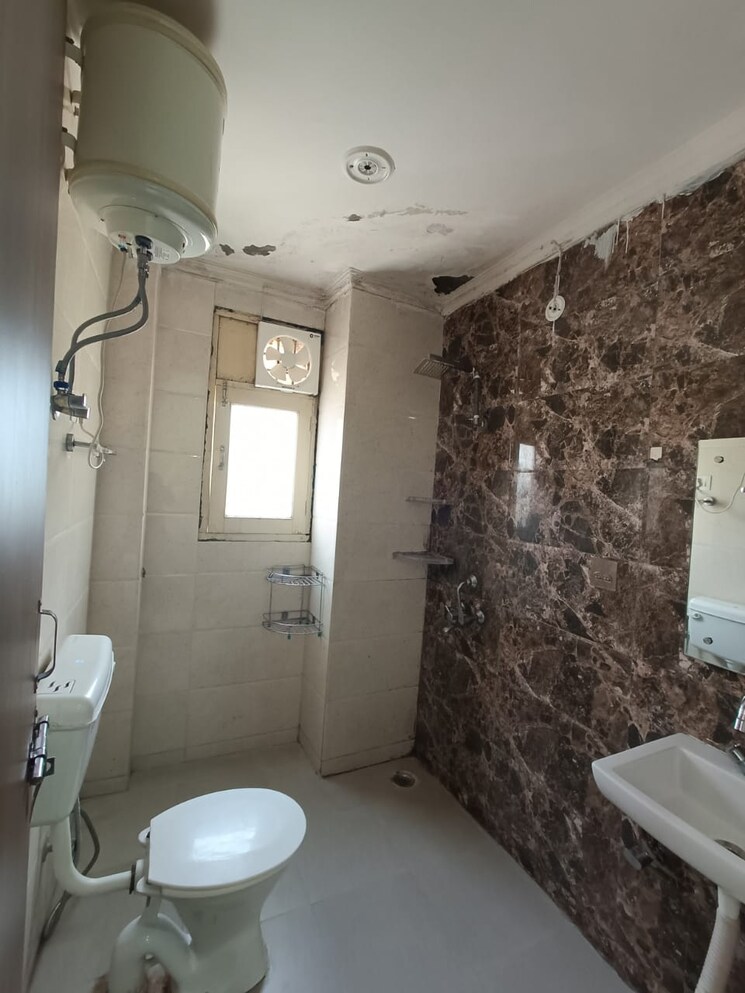 Bathroom, sector 40 2.5 Bedroom 2250 Sq.Ft. Apartment In Sector 40 Gurgaon 6502611