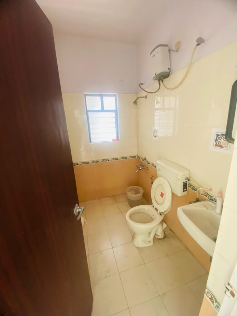 Bathroom, kumar-pragati 2 Bedroom 1050 Sq.Ft. Apartment In Nibm Road Pune 6507414