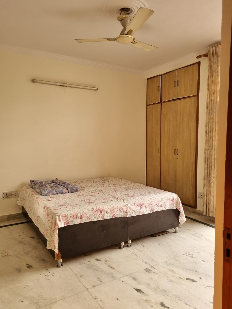 Rental 1 RK 450 Sq.Ft. Apartment in Arun Vihar Sector 37, Sector 37 Noida 6507752