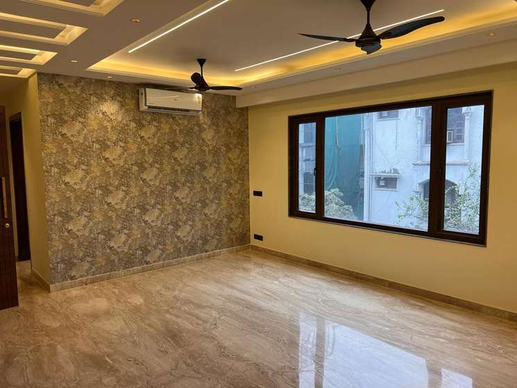 Commercial Shop 2400 Sq.Ft. in Sector 52 Gurgaon
