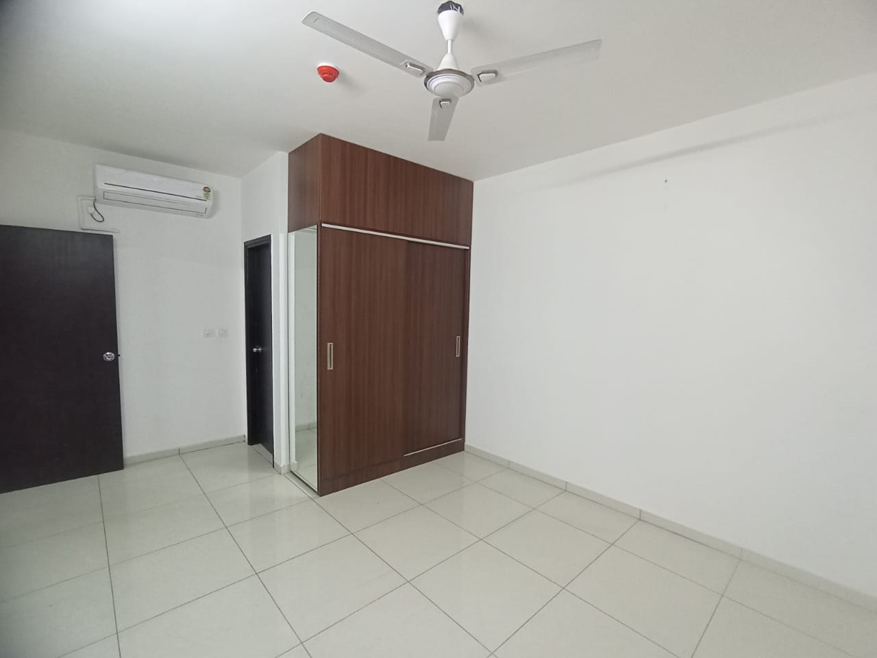 Rental 3 Bedroom 2000 Sq.Ft. Apartment in Cybercity Marina Skies, Hi