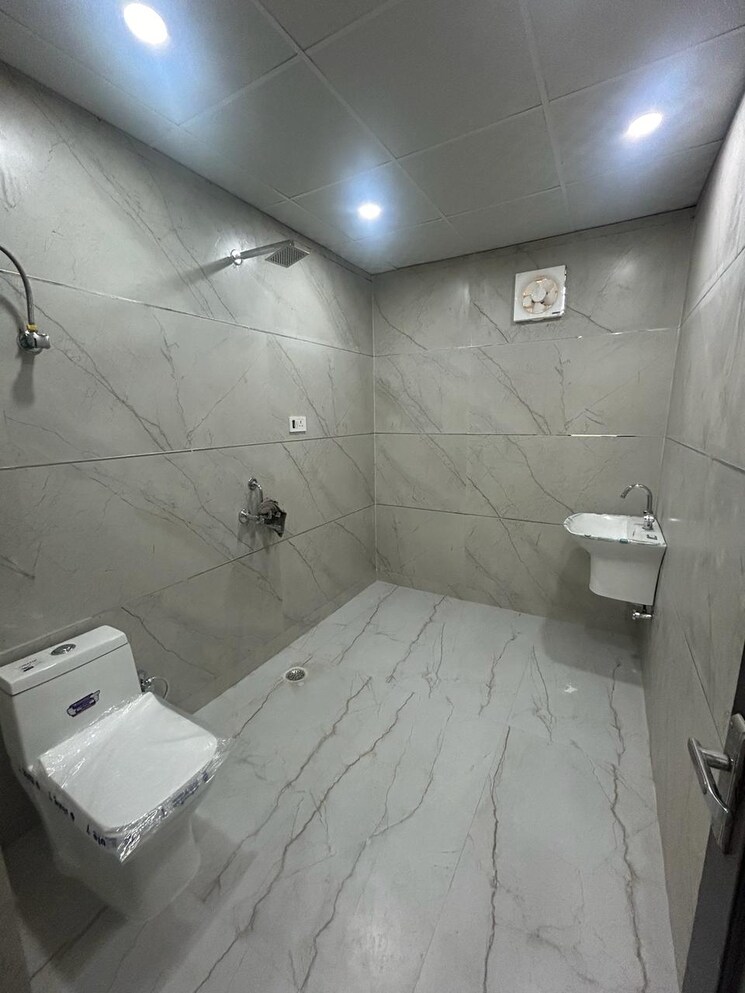 Bathroom, vasundhara sector 5 4 Bedroom 2400 Sq.Ft. Builder Floor In Vasundhara Sector 5 Ghaziabad 6550118