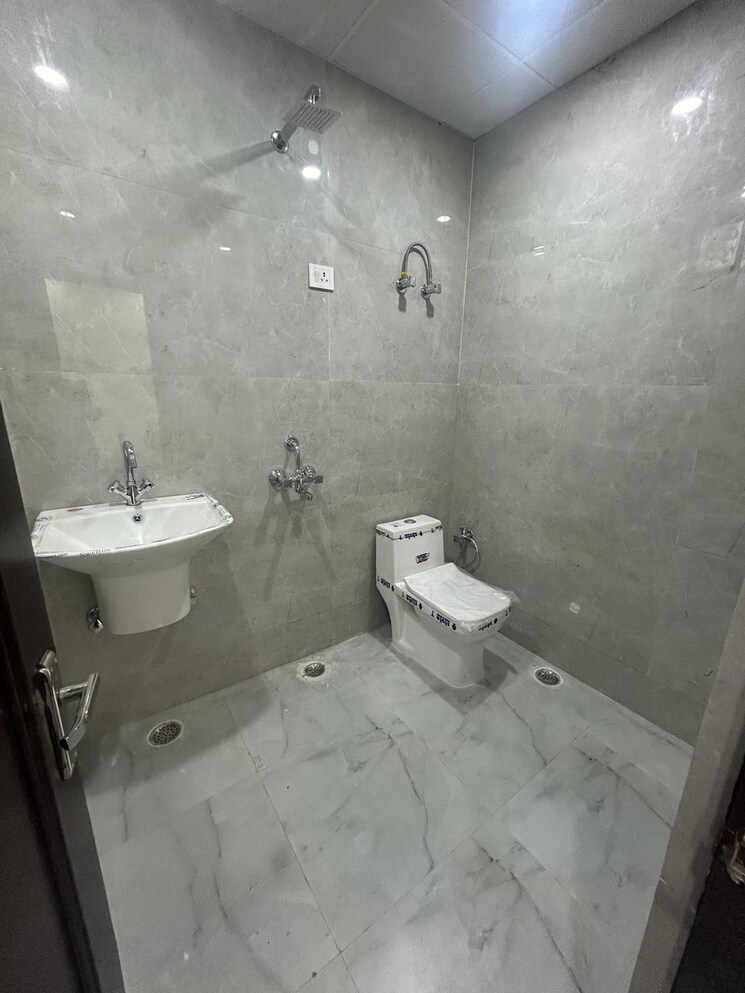 Bathroom, vasundhara sector 5 4 Bedroom 2400 Sq.Ft. Builder Floor In Vasundhara Sector 5 Ghaziabad 6550118