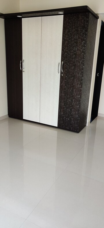 Room in 2 BHK Apartment at Matoshree Pride, Parel – for Rent