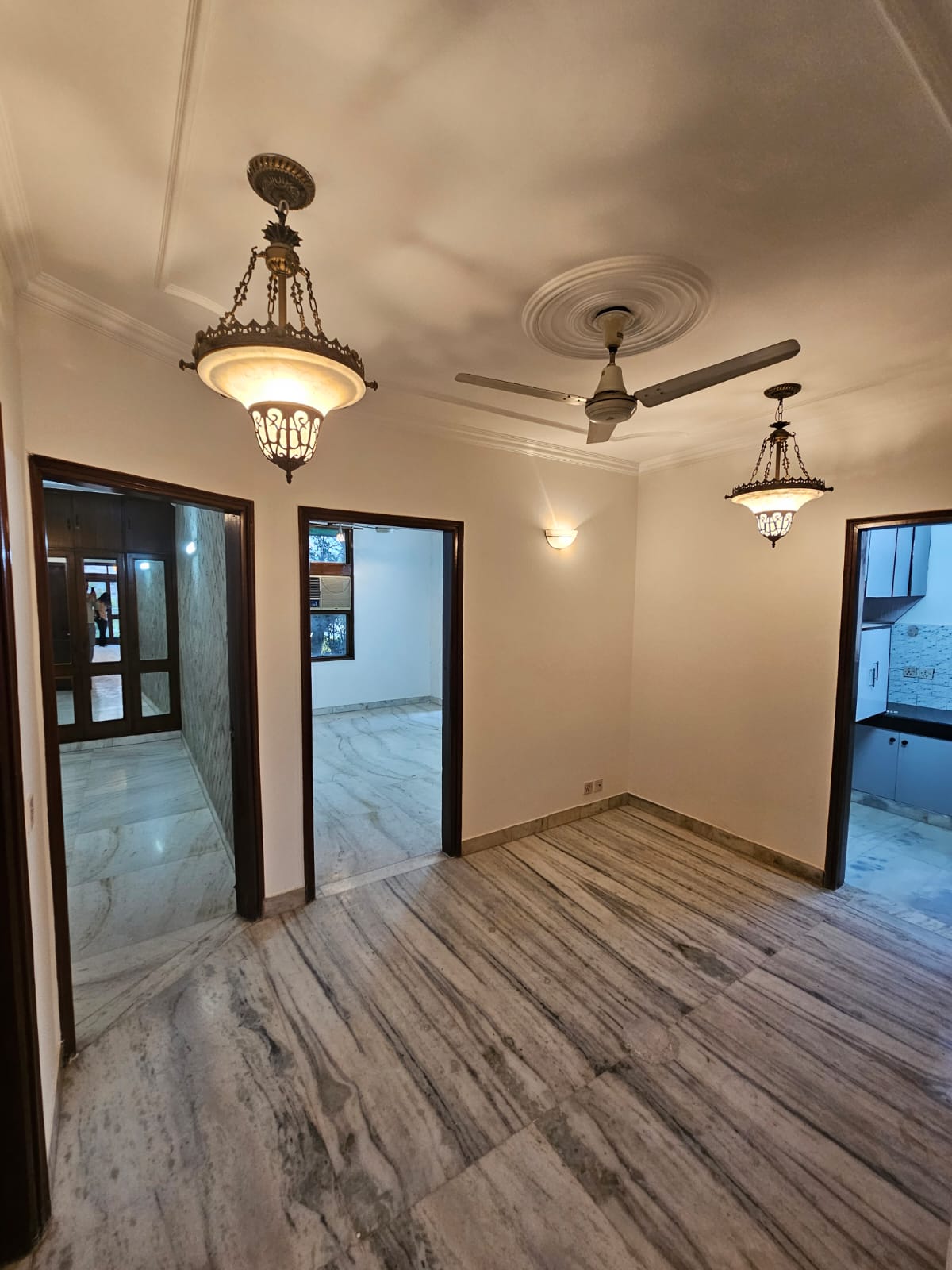 Rental 3 Bedroom 1800 Sq.Ft. Builder Floor in RWA Hauz Khas, Hauz Khas Delhi 6588893