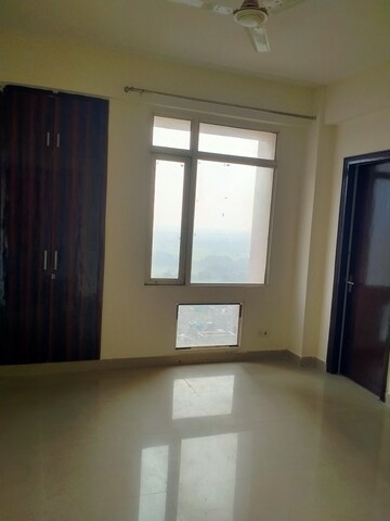 Room in 2.5 BHK Apartment at Today Ridge Residency, Sector 135 – for Rent