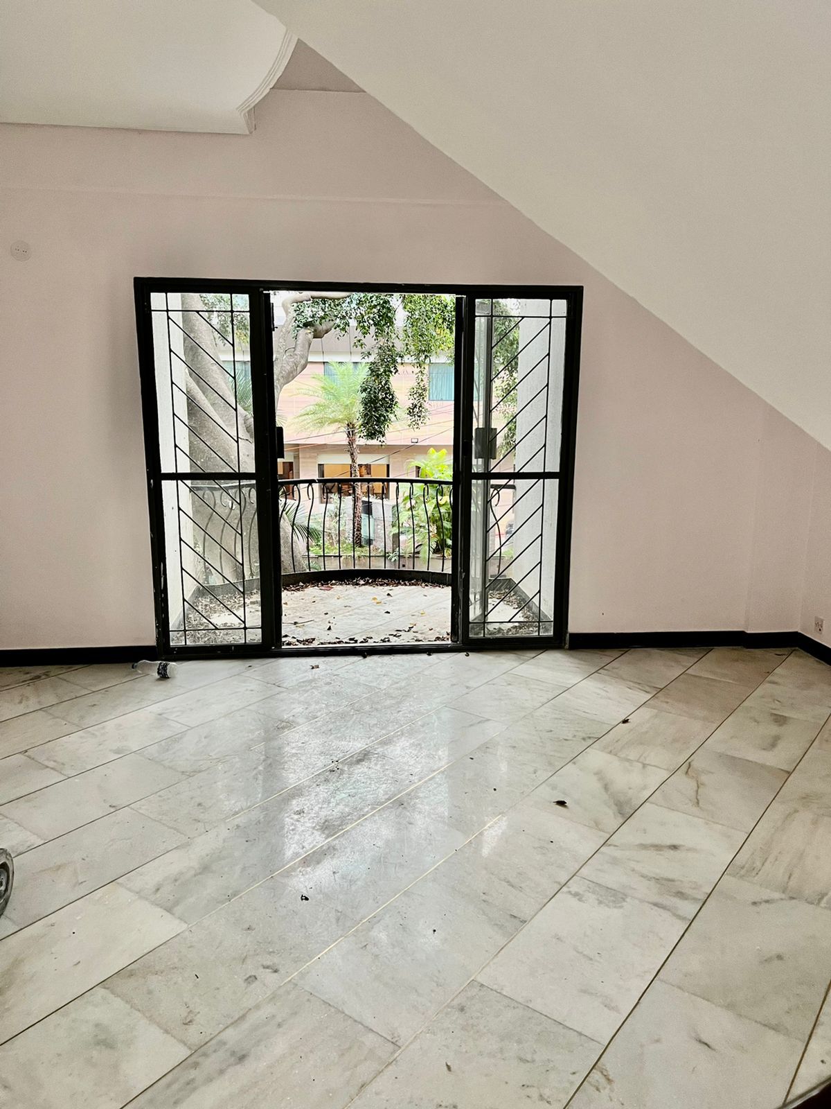 Rental 4 Bedroom 2400 Sq.Ft. Penthouse in Cunningham Road Bangalore