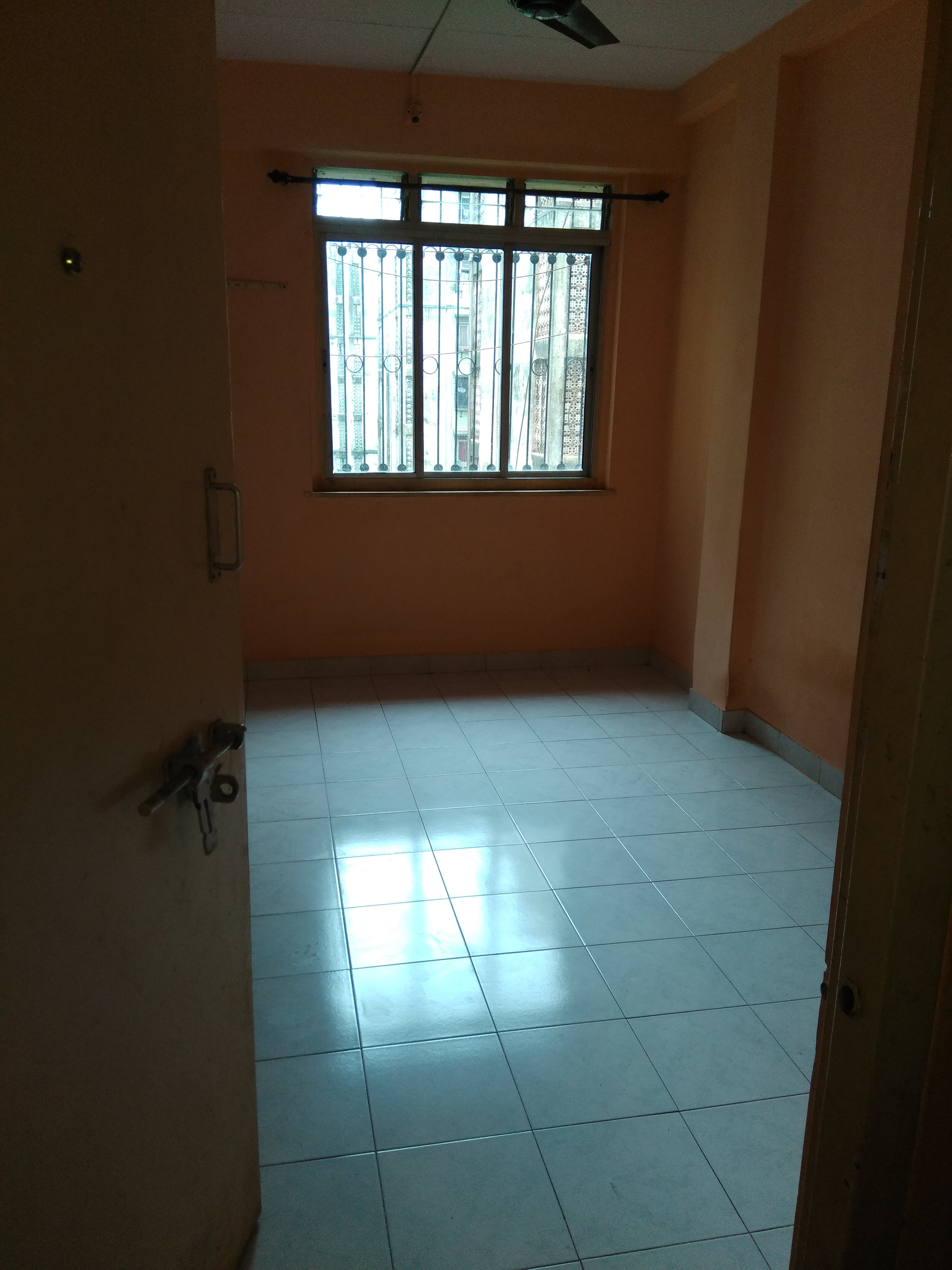 Rental Studio 180 Sq.Ft. Apartment in Old Mhada Complex, Malad West