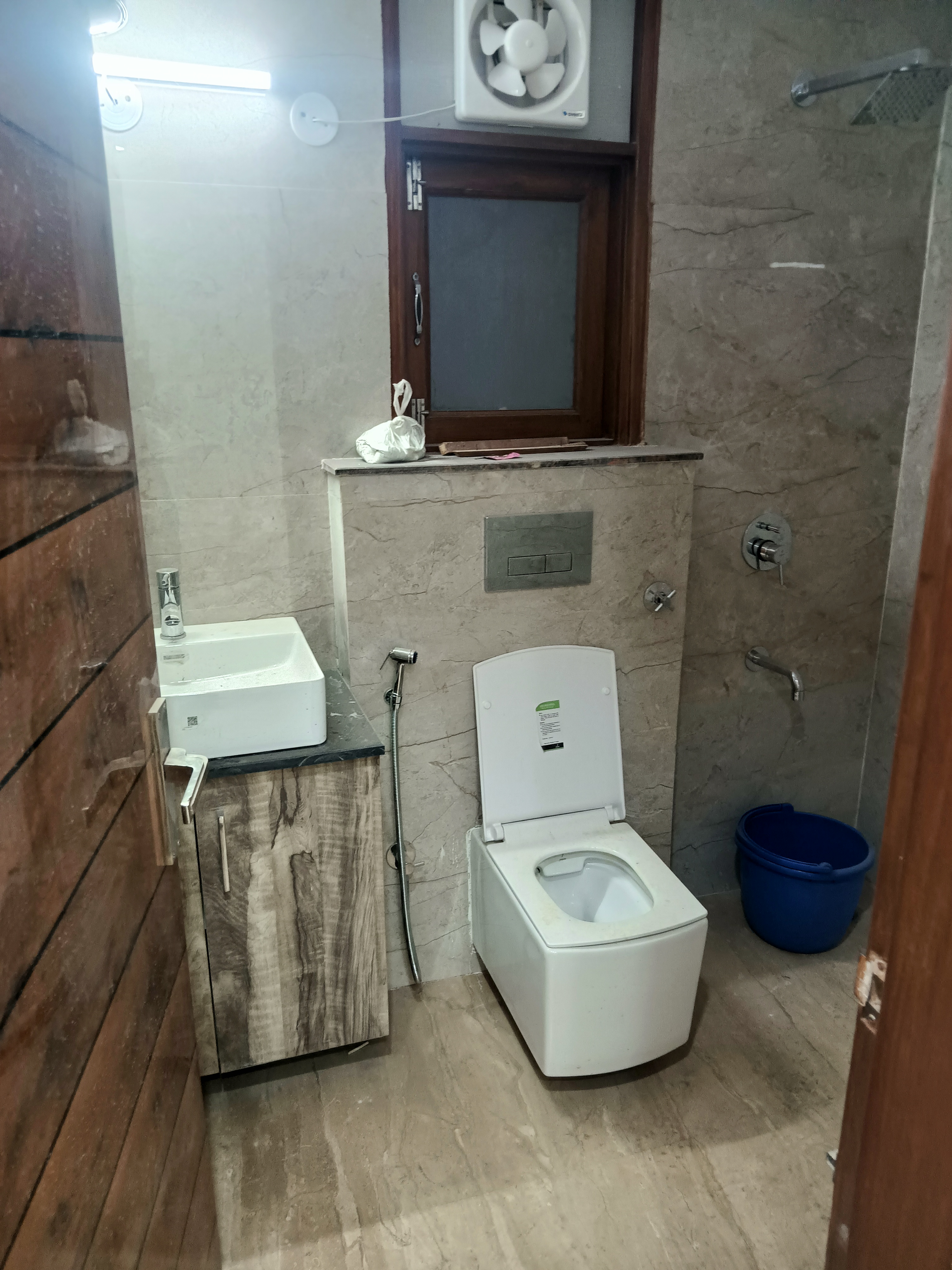 Rental 3 Bedroom 1500 Sq.Ft. Apartment in Gautam Nagar Delhi 6617671