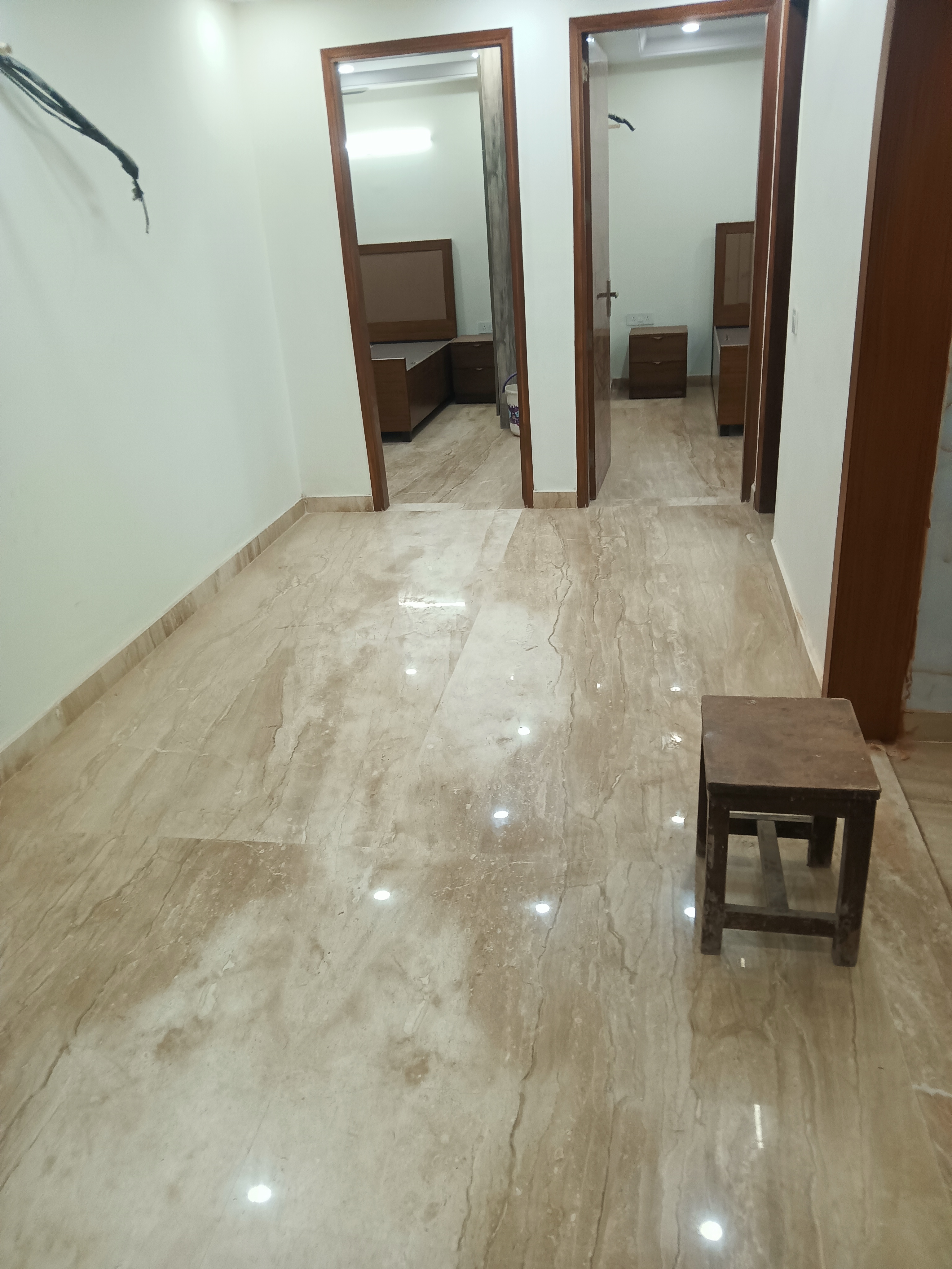 Rental 3 Bedroom 1500 Sq.Ft. Apartment in Gautam Nagar Delhi 6617671
