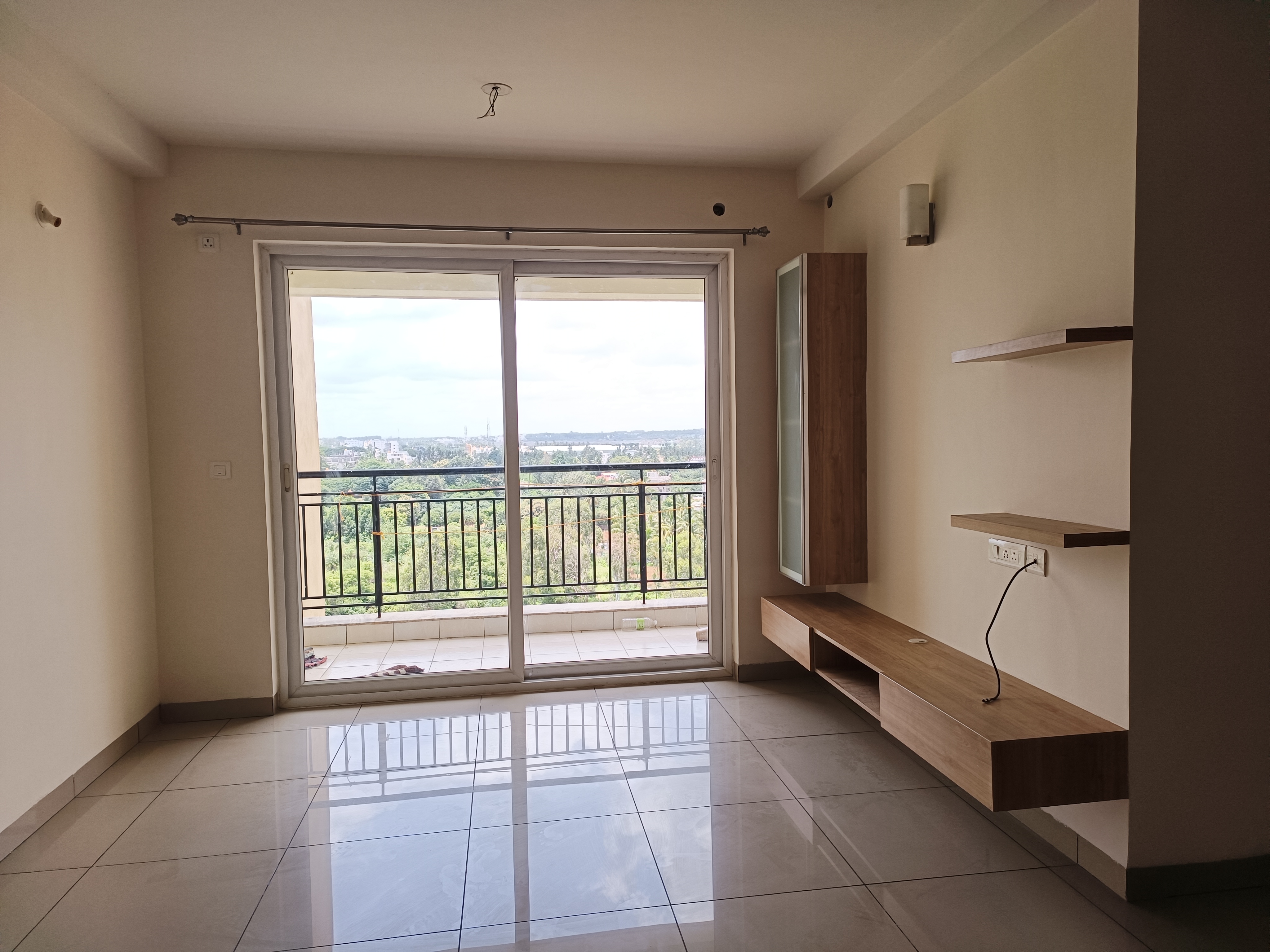 Rental 2.5 Bedroom 1386 Sq.Ft. Apartment in Prestige Royale Gardens