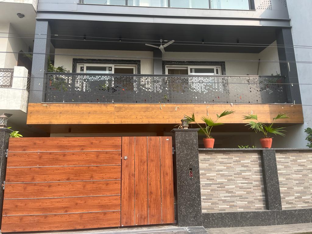 Resale 3 Bedroom 1800 Sq.Ft. Builder Floor in Krishna Colony Gurgaon