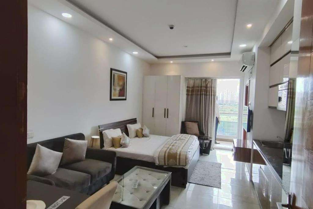 2 BHK Apartment For Resale in Aims Golf City Sector 75 Noida 6633519