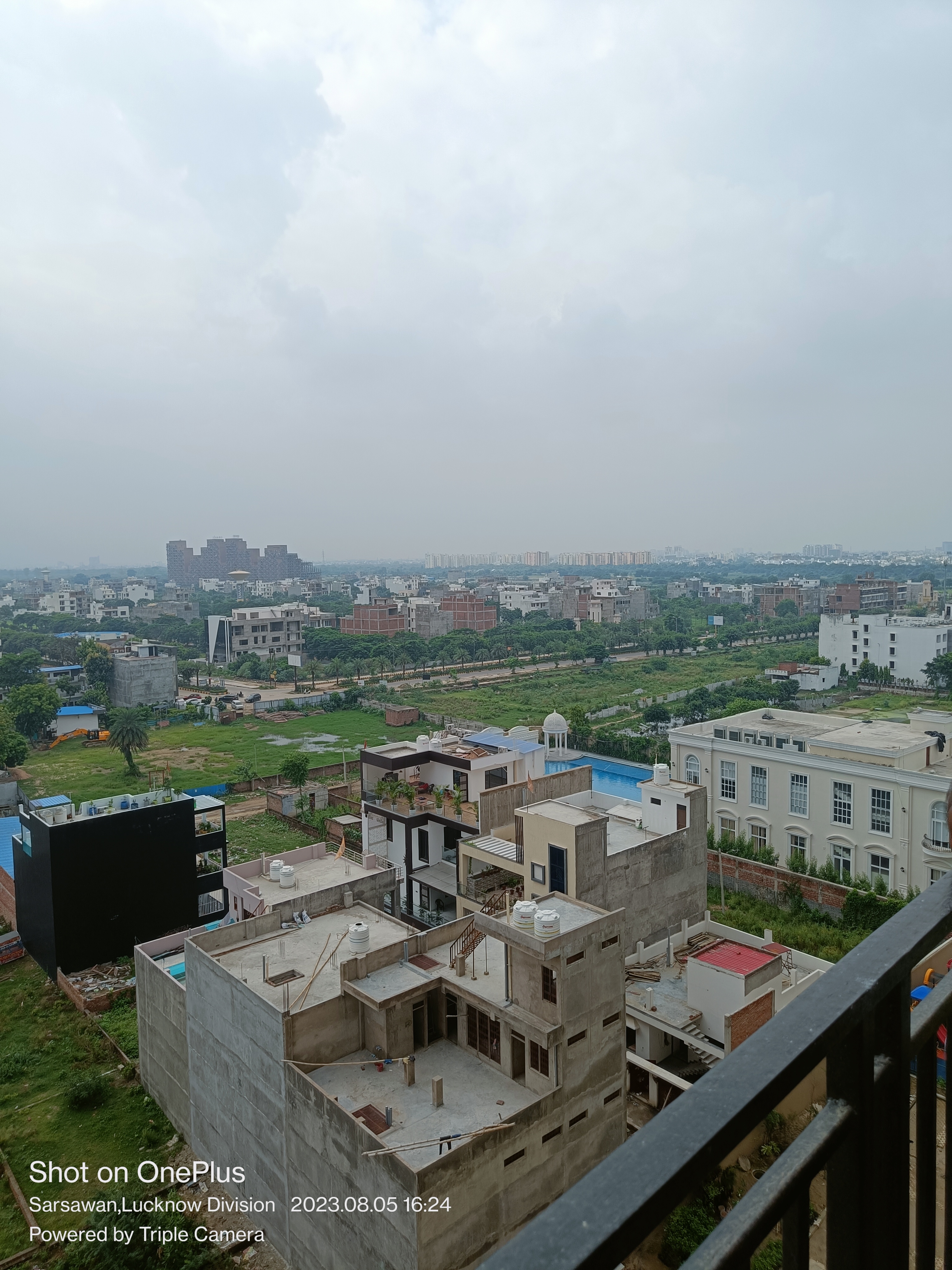 Resale Property in Shalimar One World Valencia County 6+ Flats for