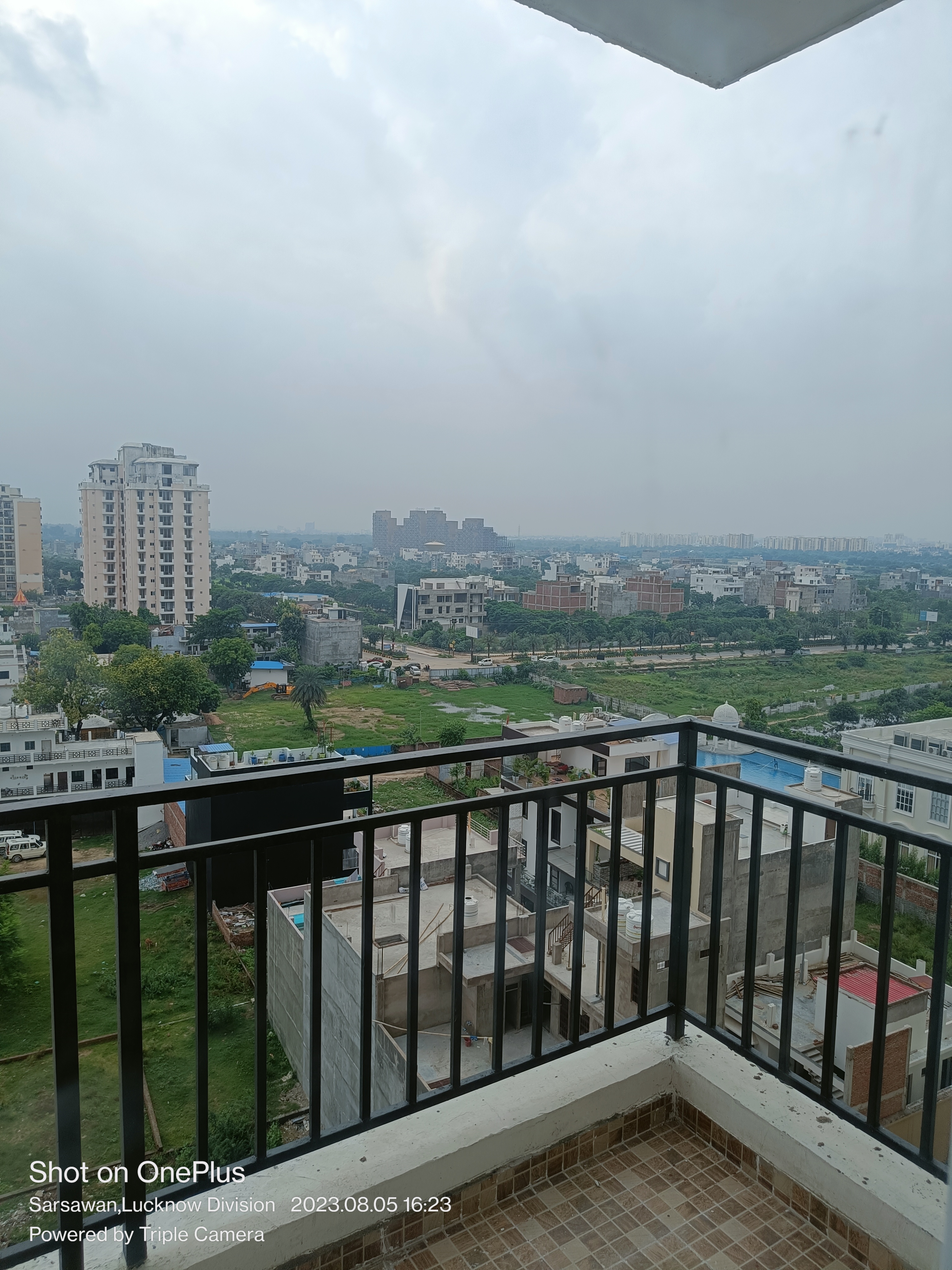 Resale Property in Shalimar One World Valencia County 6+ Flats for