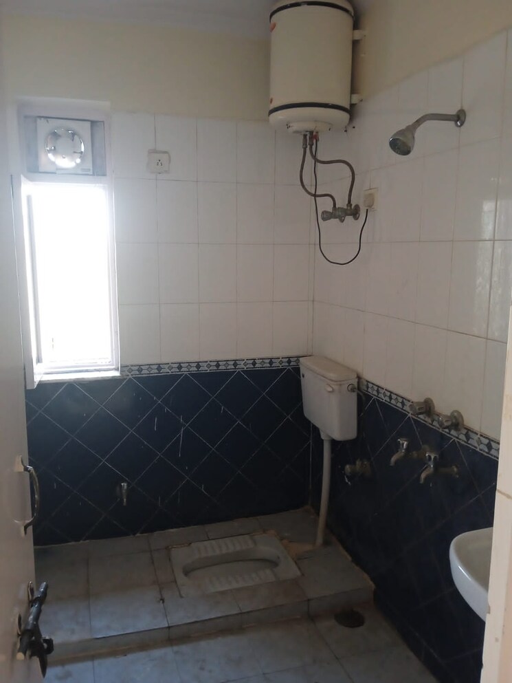 Bathroom, ashoka-group-housing-society 3.5 Bedroom 2250 Sq.Ft. Apartment In Sector 56 Gurgaon 6648257