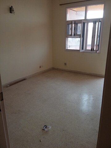 Room in 3.5 BHK Apartment at Ashoka Group Housing Society, Sector 56 – for Sale