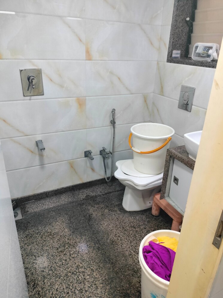 Attached Bathroom, sindh-chambers 1 Bedroom 700 Sq.Ft. Apartment In Colaba Mumbai 6652965