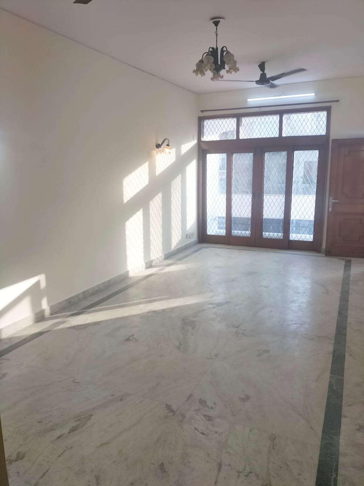 Commercial Office Space 325 Sq.Yd. For Rent In Defence Colony Delhi 6653608