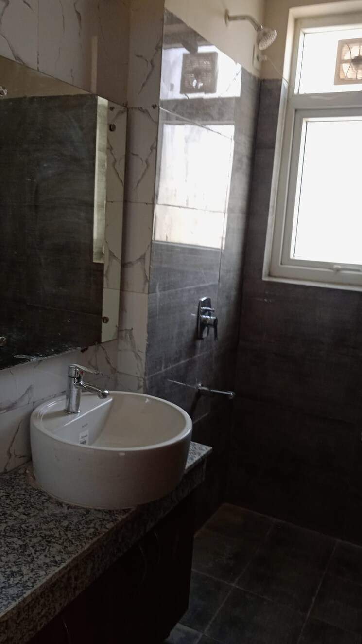 Attached Bathroom, umang-winter-hills 3.5 Bedroom 2077 Sq.Ft. Apartment In Sector 77 Gurgaon 6667329