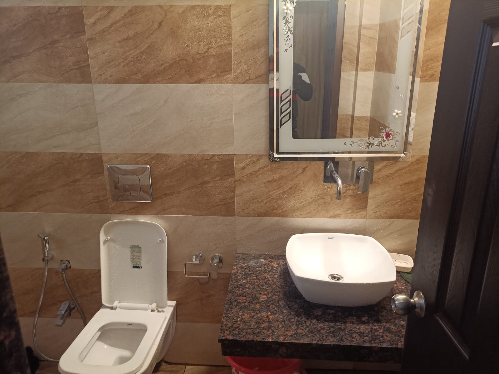 Rental 4 Bedroom 2800 Sq.Ft. Apartment in Mahalaxmi Lord Krishna