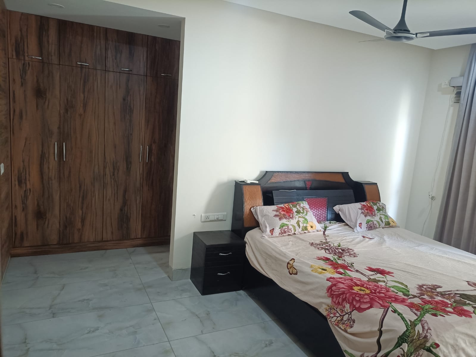 Rental 4 Bedroom 2800 Sq.Ft. Apartment in Mahalaxmi Lord Krishna