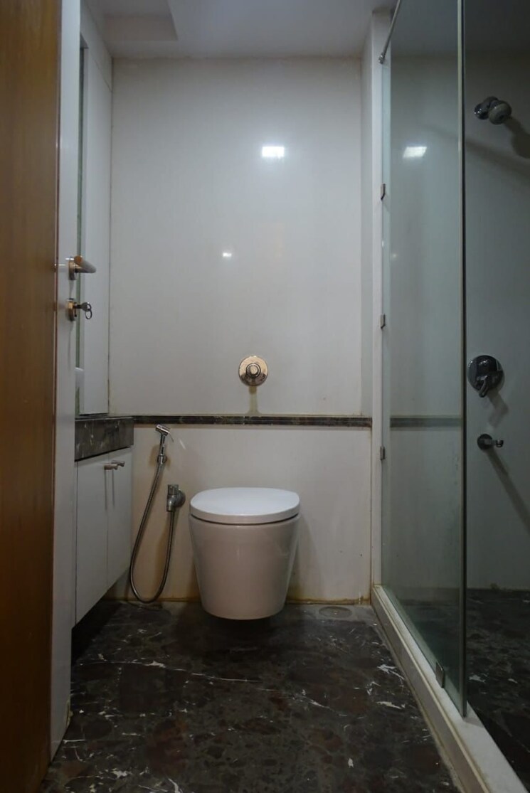 Bathroom, supreme-lake-superior 4 Bedroom 4000 Sq.Ft. Apartment In Powai Mumbai 6678444