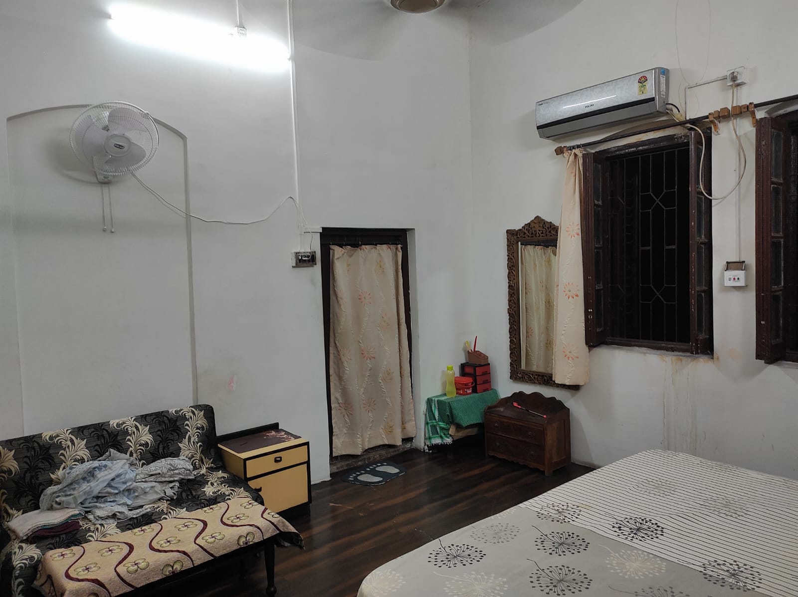 Resale 4 Bedroom 1200 Sq.Ft. Independent House in Elliot Road Kolkata