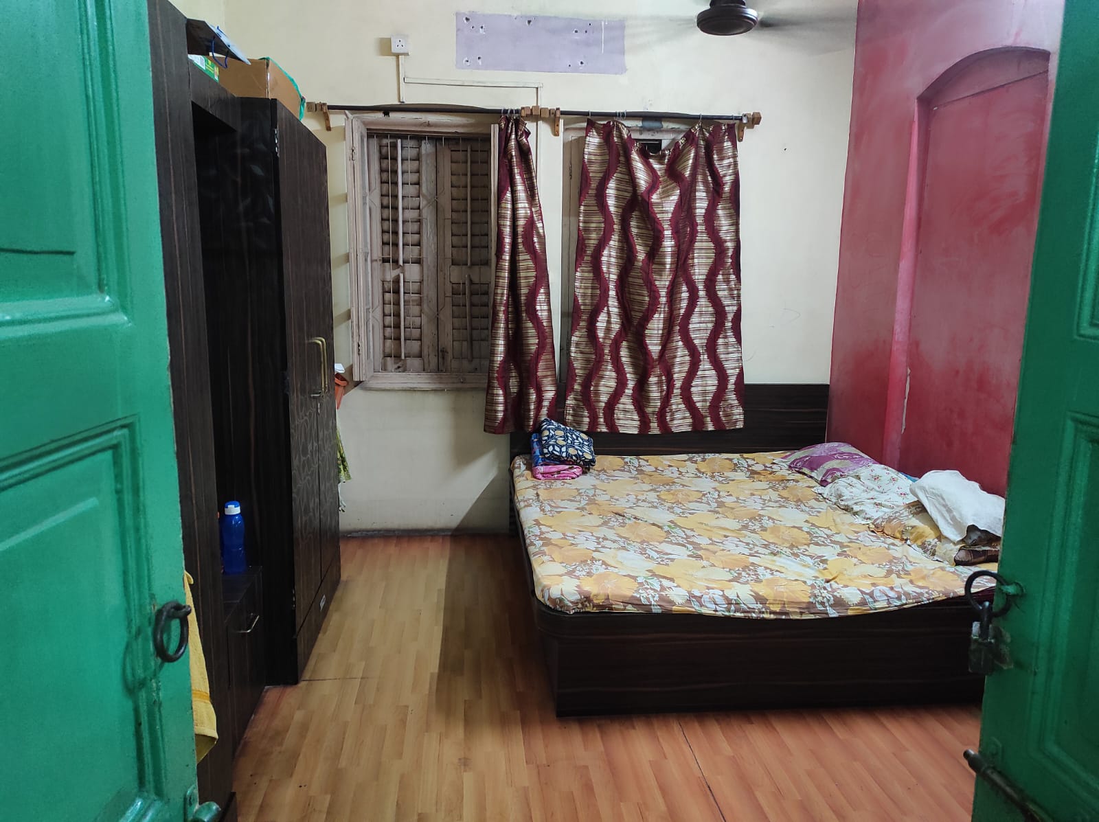 Resale 4 Bedroom 1200 Sq.Ft. Independent House in Elliot Road Kolkata