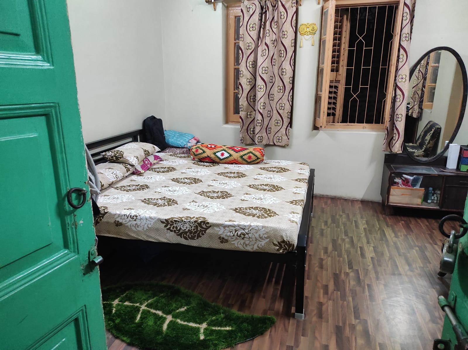 Resale 4 Bedroom 1200 Sq.Ft. Independent House in Elliot Road Kolkata