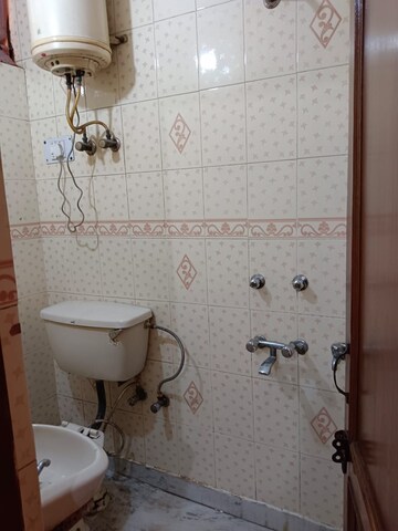 Attached Bathroom in 1 BHK Builder Floor at Lajpat Nagar 4 – for Rent