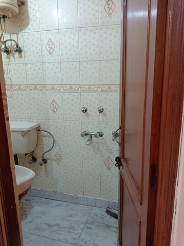 Bathroom in 1 BHK Builder Floor at Lajpat Nagar 4 – for Rent