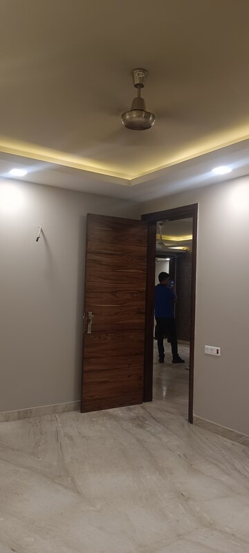 Room in 3 BHK Builder Floor at Sector 15 – for Rent