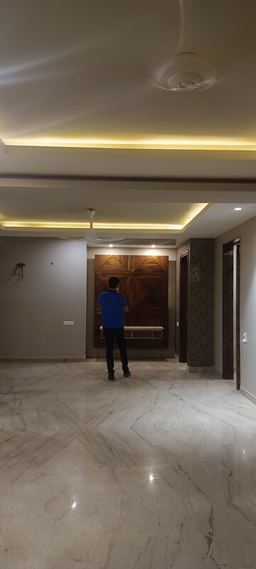 Room in 3 BHK Builder Floor at Sector 15 – for Rent