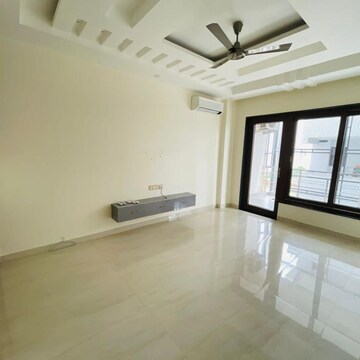 Room in 4 BHK Builder Floor at Ansal API Esencia Wood Winds, Sector 67 – for Rent