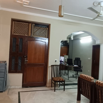Living Room in 2.5 BHK Builder Floor at Ansal Sushant Lok I, Sector 43 – for Rent