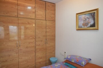 Bedroom in 2 BHK Apartment at Himgiri Apartments Matunga, Matunga West – for Rent