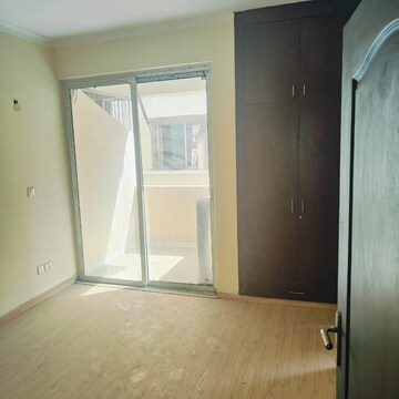 Room in 3 BHK Apartment at Ansal API Esencia, Sector 67 – for Rent